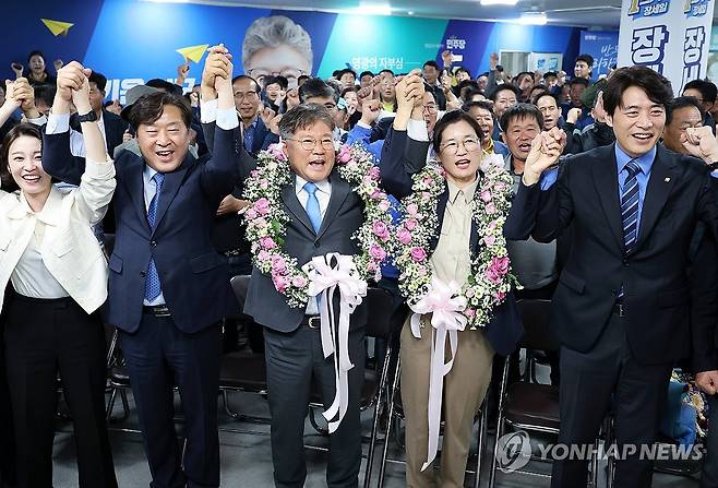 화환 받은 장세일 후보 (영광=연합뉴스) 조남수 기자 = 10ㆍ16 재ㆍ보궐선거가 실시된 16일 오후 전남 영광군수 재선거에서 당선이 확실시된 더불어민주당 장세일 후보가 배우자 정수미 씨와 화환을 목에 걸고 지지자들에게 인사하고 있다. 2024.10.16 iso64@yna.co.kr