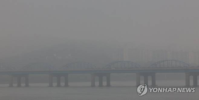 안개 낀 출근길 (서울=연합뉴스) 김인철 기자 = 16일 오전 서울 용산구 동작대교 일대에 안개가 끼어 있다. 2024.10.16 yatoya@yna.co.kr