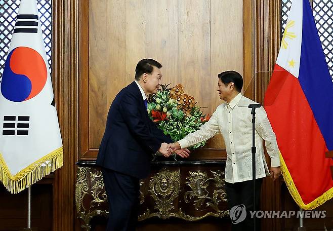 공동언론발표 뒤 악수하는 한·필리핀 정상 (마닐라=연합뉴스) 홍해인 기자 = 윤석열 대통령이 7일 오전(현지시간) 필리핀 마닐라 말라카냥 대통령궁에서 페르디난드 마르코스 필리핀 대통령과 공동언론발표를 마치며 악수하고 있다. 2024.10.7 hihong@yna.co.kr