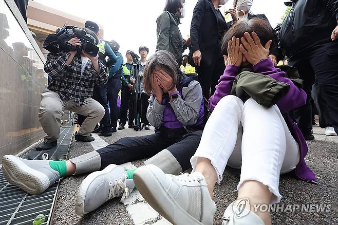 눈물 보이는 이태원참사 유가족 (서울=연합뉴스) 임화영 기자 = 이태원 참사에 부실 대응한 혐의로 기소된 김광호 전 서울경찰청장이 17일 서울서부지법에서 열린 1심 선고에서 무죄를 확정받자 유가족이 눈물을 훔치고 있다. 2024.10.17 hwayoung7@yna.co.kr