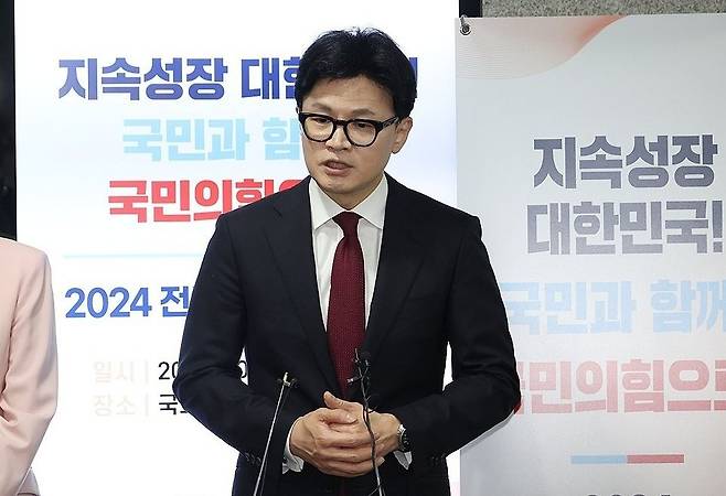 질문에 답하는 한동훈 대표 (서울=연합뉴스) 신준희 기자 = 국민의힘 한동훈 대표가 17일 국회 의원회관에서 열린 전국 광역의원 연수 행사를 마치고 나와 취재진의 질문에 답하고 있다. 2024.10.17 hama@yna.co.kr