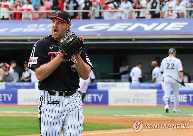 엔스, '좋았어' (수원=연합뉴스) 한종찬 기자 = 9일 수원 KT위즈파크에서 열린 2024 프로야구 신한 SOL뱅크 KBO 포스트시즌 준플레이오프 4차전 LG 트윈스와 kt wiz의 경기. LG 선발 엔스가 3회말 kt 공격을 무실점으로 막은 뒤 덕아웃으로 향하고 있다. 2024.10.9 saba@yna.co.kr