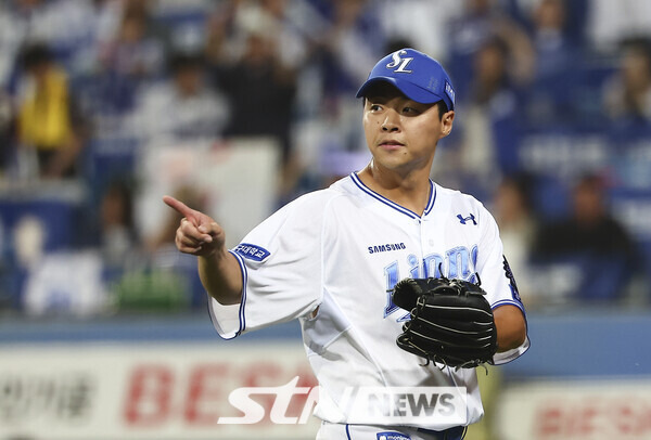 15일 오후 대구 수성구 삼성라이온즈파크에서 열린 2024 KBO 포스트시즌 플레이오프 2차전 LG 트윈스와 삼성 라이온즈의 경기, 7회초 2사 만루 삼성 김윤수가 역투를 하고 있다. 사진┃뉴시스