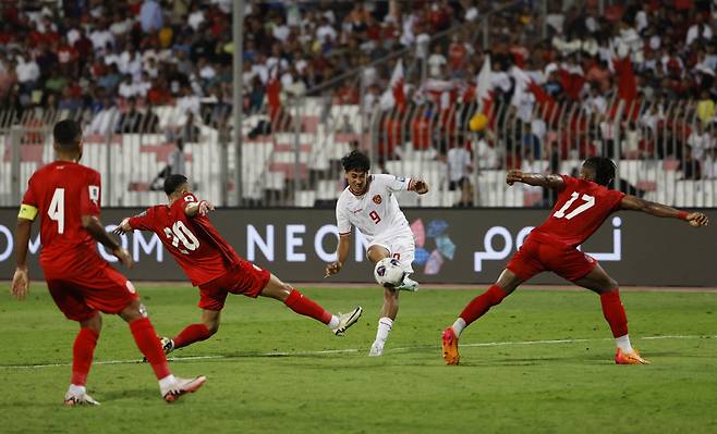 Soccer Football - World Cup - Asian Qualifiers - Third Round - Group C - Bahrain v Indonesia - Bahrain National Stadium, Riffa, Bahrain - October 10, 2024 Indonesia's Rafael Struick scores their second goal REUTERS/Hamad I Mohammed<저작권자(c) 연합뉴스, 무단 전재-재배포, AI 학습 및 활용 금지>