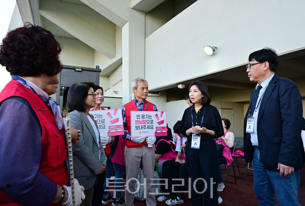 최호정 의장(오른쪽 두번째) 다회용기 사용에 대한 현장의견을 청취하고 있다.[사진=서울시의회] 