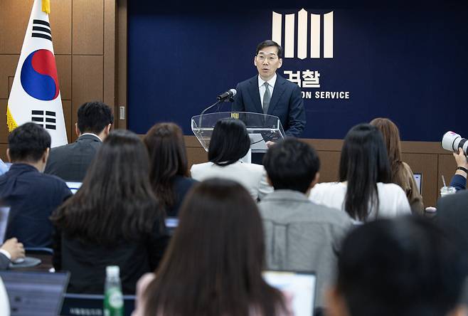 조상원 서울중앙지검 4차장이 17일 오전 서울 서초구 서울중앙지방검찰청에서 윤석열 대통령 부인 김건희 여사의 도이치모터스 시세조종 가담 의혹 수사결과를 발표하고 있다. /뉴스1