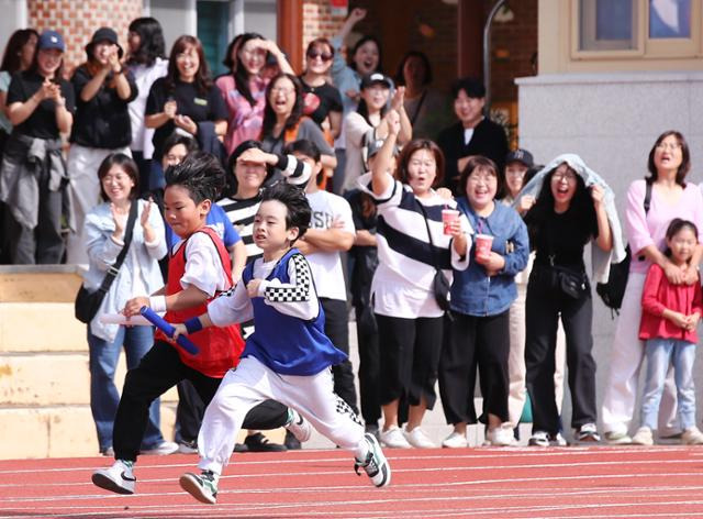 지난 16일 오전 경북 경산서부초등학교 운동장에서 열린 가을 운동회. 2024학년도 경산서부 라온한마당 저학년 청백계주에 출전한 학생들이 전력질주하고 있다. 뉴스1