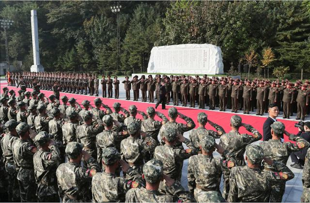 북한 노동당 기관지 노동신문은 18일 김정은 당 총비서가 17일 조선인민군 제2군단 지휘부를 방문했다고 보도했다. 이날 김 총비서는 "우리 군대는 대한민국이 타국이며 명백한 적국이라는 엄연한 사실을 다시 한번 똑바로 새겨야 한다"고 강조했다고 신문은 전했다. 평양=노동신문 뉴스1