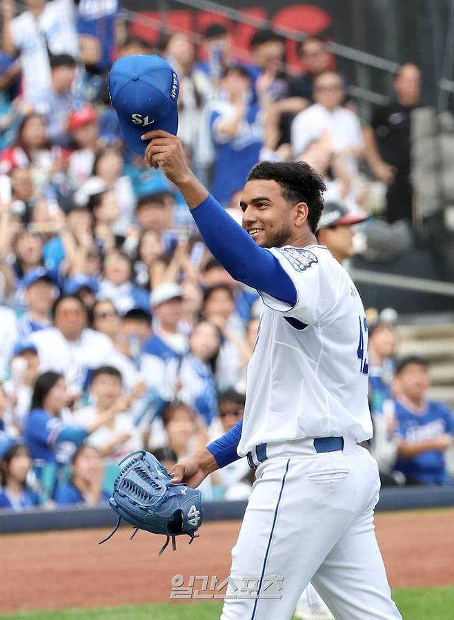 2024 프로야구 KBO 포스트시즌 삼성라이온즈와 LG트윈스의 플레이오프(PO) 1차전 경기가 13일 오후 대구삼성라이온즈파크에서 열렸다. 7회초 2사 1,2루에서 선발 레예스가 교체되며 환호하는 관중에 모자를 벗어 인사하고 있다. 대구=김민규 기자 mgkim1@edaily.co.kr /2024.10.13/