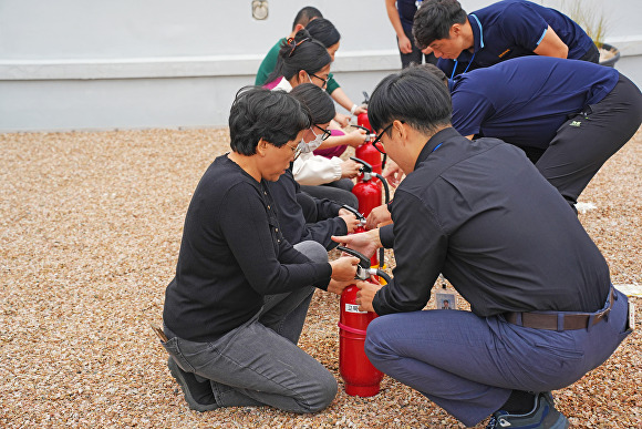 포항성모병원이 전직원을 대상으로 소방교육을 실시하고 있다. [사진=포항성모병원]