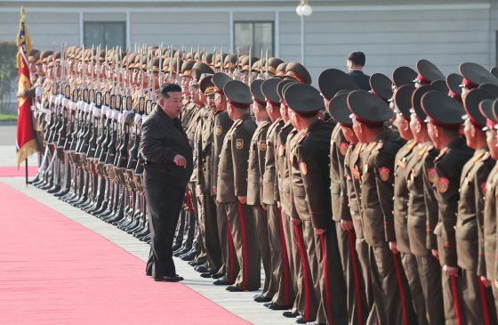 북한 노동당 기관지 노동신문은 18일 김정은 당 총비서가 17일 남북 접경부대 중 하나인 조선인민군 제2군단 지휘부를 방문했다고 보도했다. 뉴스1