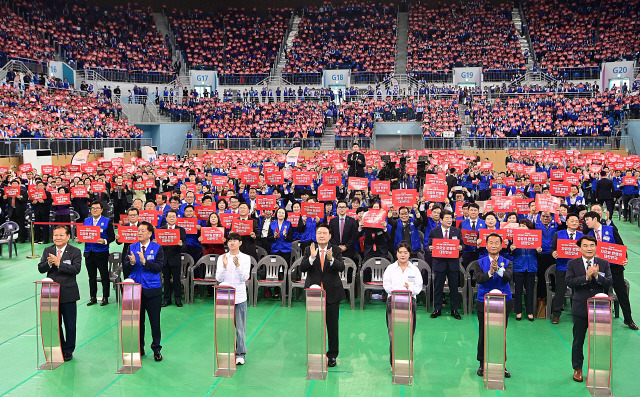 ▲ 윤석열 대통령이 17일 강릉 아이스 아레나에서 열린 2024년 바르게살기운동 전국회원대회에서 참석자들과 ‘자유와 번영의 대한민국’ 퍼포먼스에 참여하고 있다.  연합뉴스