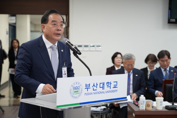 하윤수 부산시교육감이 18일 오전 부산대학교 대학본부 3층 대회의실에서 열린 국정감사에 참석해 질의에 답변하고 있다. 부산시교육청 제공