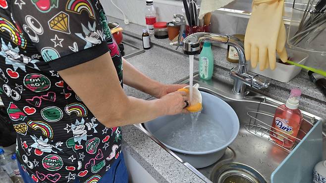 최씨가 반지형 혈압계를 착용하고 설거지를 하고 있다. 반지형 혈압계는 기존 혈압계와 달리 작고 가벼우며 생활형 방수 기능이 있어 일상생활이 가능하다. 스카이랩스