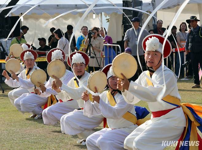 이천쌀문화축제는 우리나라 주식이며 전국 최고의 미질을 자랑하는 이천의 대표적인 특산물인 쌀을 주제로 열리는 종합 문화관광축제이다. 어린세대가 전통 농경문화를 체험할 수 있고 어른들에게는 옛 향수를 자아내는 축제의 한마당으로 다양하고 흥미로운 각종 행사가 진행 중이다.