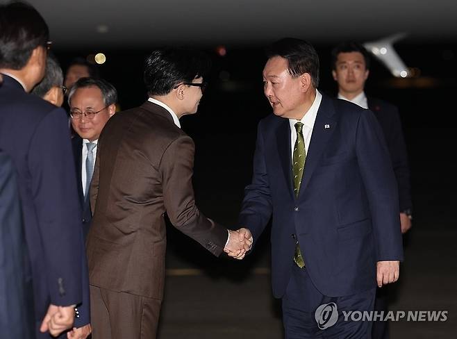 윤석열 대통령이 11일 성남 서울공항에서 필리핀, 싱가포르 국빈 방문 및 라오스 아세안 정상회의를 마치고 귀국하며 마중 나온 국민의힘 한동훈 대표와 악수하고 있다. [사진 = 연합뉴스]