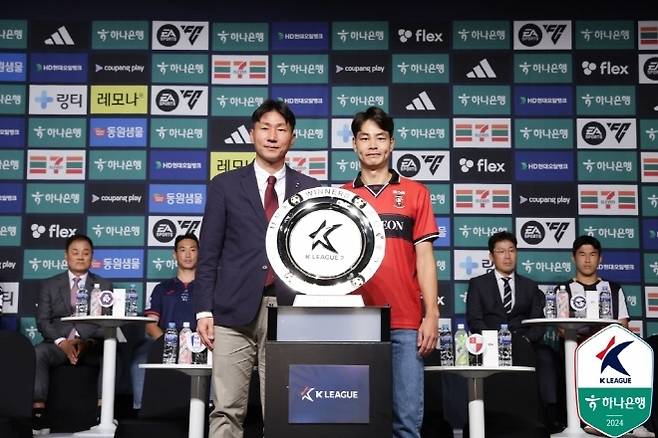 부천 FC 이영민 감독(사진 왼쪽), 한지호. 사진=한국프로축구연맹