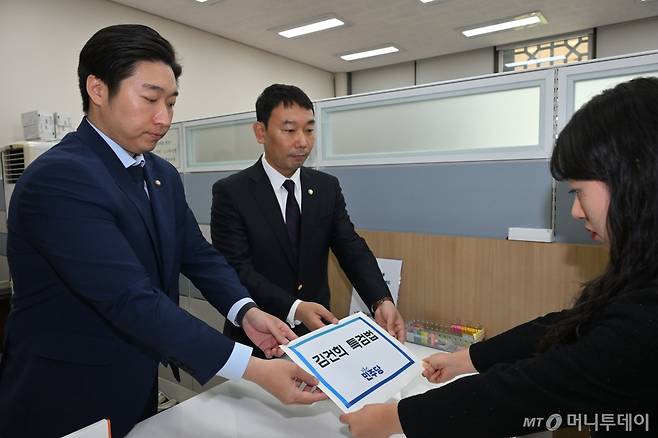 더불어민주당 김용만 원내부대표와 김용민 원내정책수석부대표가 17일 오전 서울 여의도 국회 의안과에서 '김건희 특검법'을 제출하고 있다. (공동취재) 2024.10.17/뉴스1  Copyright (C) 뉴스1. All rights reserved. 무단 전재 및 재배포,  AI학습 이용 금지.