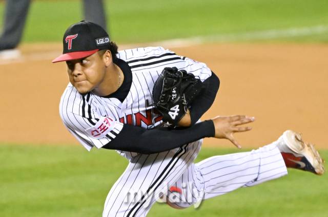 LG 에르난데스가 17일 오후 서울 잠실야구장에서 진행된 '2024 프로야구 KBO리그 포스트시즌' 플레이오프 3차전 LG트윈스와 삼성라이온즈의 경기에서 역투하고 있다./잠실=송일섭 기자 andlyu@mydaily.co.kr