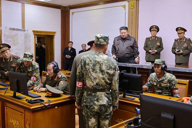 김정은 북한 국무위원장이 17일 대한민국을 동족이 아닌 타국이자 적국이라며 주권 침해 시 거침없이 물리력을 사용할 것이라고 위협했다고 노동당 기관지 노동신문이 18일 보도했다. 최근 대남 비난 성명을 쏟아내고 있는 김여정 당 부부장이 밖에서 회의장 안을 들여다보고 있다. [평양 노동신문=뉴스1]