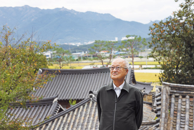 성기학 회장이 복원하고 4대째 지켜온 경남 창녕 고택은 안산(案山)인 화왕산(火旺山)의 장엄한 능선이 고택을 안전하게 감싸고 있어 풍수지리적으로도 편안하고 넉넉해 보인다. 강형원