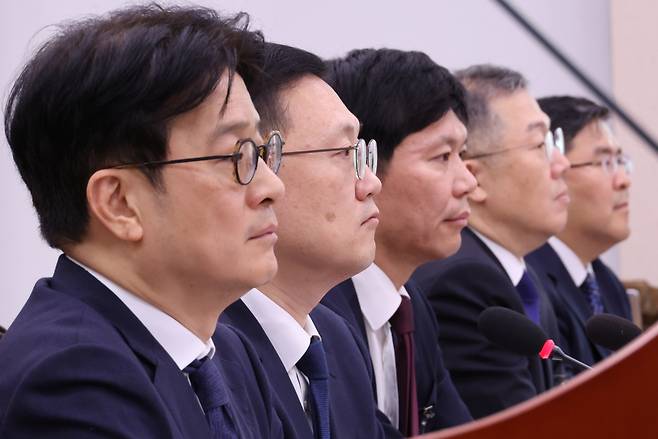 이창수 서울중앙지검장(맨 왼쪽)이 18일 오전 국회 법제사법위원회의 국정감사에서 김건희 여사의 도이치모터스 주가조작 연루 의혹에 대한 검찰의 불기소 처분과 관련해 질의를 받고 있다. 왼쪽부터 이창수 서울중앙지검장, 박세현 서울고검장, 권순정 수원고검장, 김유철 수원지검장, 양석조 서울동부지검장. [연합]
