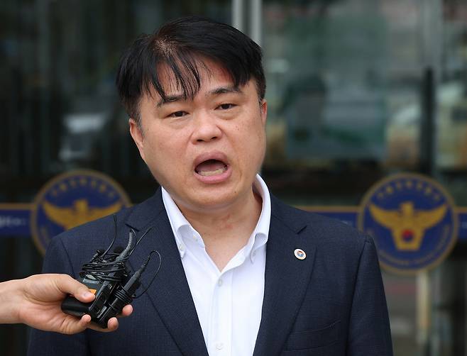 임현택 의협 회장이 지난 9월 21일 서울 성북경찰서에서 의료계 집단행동에 동참하지 않는 의사 명단을 작성·게재한 혐의로 구속된 사직 전공의를 면담한 뒤 취재진의 질문에 답하고 있다. [연합]