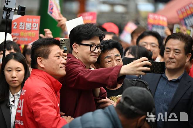 [곡성=뉴시스] 박기웅 기자 = 한동훈 국민의힘 대표가 8일 오전 전남 곡성군 기차마을 전통시장을 방문해 10·16 재보궐선거 곡성군수에 출마한 최봉의 후보와 유세를 하고 있다. 2024.10.08. pboxer@newsis.com