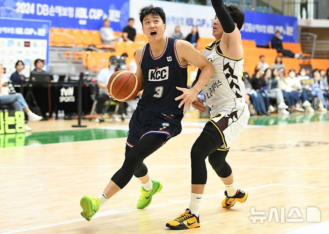 [서울=뉴시스]프로농구 KCC-KT 컵대회 경기 장면. (사진=KBL 제공)