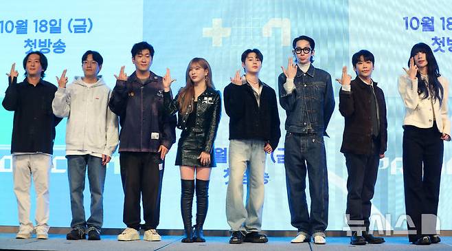 [서울=뉴시스] 김혜진 기자 = 마건영PD(왼쪽부터), 채성욱PD, 라이언 전, 이해인, 하성운, 이수혁, 류디, 바다가 18일 오후 서울 영등포구 페어몬트 호텔에서 열린  JTBC 오디션 프로그램 '프로젝트 7(PROJECT 7)' 제작발표회에서 포즈를 취하고 있다.'프로젝트 7(PROJECT 7)'은 시청자가 투표로만 참여하는 관찰자 시점에서 벗어나 첫 투표부터 라운드별로 참가자를 직접 선택, 새로운 팀을 구성하고 그 과정을 통해 자신의 최애 참가자를 성장시켜 나간다는 '조립, 강화'의 개념을 도입한 신개념 아이돌 오디션 프로그램이다. 오늘(18일) 오후 8시 50분 첫 방송. 2024.10.18. jini@newsis.com