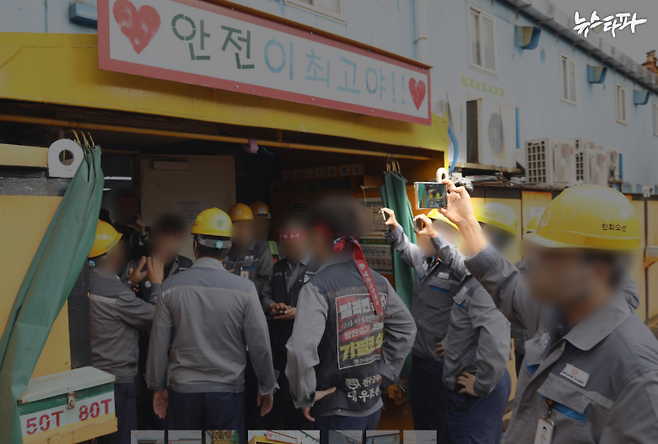 지난 9월 24일, 한화오션 노사협력팀 직원들이 생산직 직원 탈의실 앞에서 파업에 참여하려는 조합원들을 휴대폰으로 촬영하고 있다.