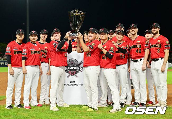 [OSEN=광주, 민경훈 기자] 25일 오후 광주-KIA챔피언스필드에서 ‘2024 신한 SOL Bank KBO리그’ KIA 타이거즈와 롯데 자이언츠의 경기가 열렸다. 이 경기에서 롯데가 5-2로 승리했다. 우완 박진이 6이닝 1실점의 역투를 펼쳤고 3회 7안타를 집중시켜 대거 5득점 승기를 잡았다. 201안타에 도전하는 레이예스는 196개까지 접근했다.&nbsp;경기를 마치고 KIA 타이거즈의 한국시리즈 출장식이 진행되고 있다. KIA 투수조가 정규리그 우승 트로피를 들어올리며 포즈를 취하고 있다. 2024.09.25 /rumi@osen.co.kr