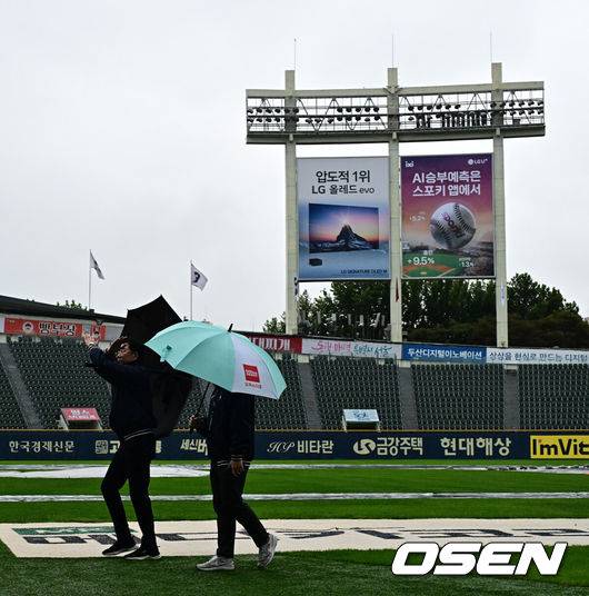 [OSEN=잠실, 지형준 기자] 18일 오후 서울 잠실야구장에서 열릴 예정이던 2024 KBO리그 플레이오프(5전 3선승제) LG 트윈스와 삼성 라이온즈의 4차전이 우천으로 취소됐다.4차전이 우천 취소되면서 한국시리즈 일정도 영향을 받을 수 있다. 4차전에서 삼성이 승리한다면 하루 휴식 후 21일부터 한국시리즈가 예정대로 시작된다.&nbsp;그러나 만약 플레이오프가 5차전까지 간다면, 한국시리즈 일정은 밀리게 된다. 우천 취소로 19일 4차전, 21일 5차전이 열리면 한국시리즈는 23일 1차전을 시작한다. 22일 광주에서 한국시리즈 미디어데이가 열린다. 김시진 경기감독관이 우천 취소를 알리고 있다. 2024.10.18 / jpnews@osen.co.kr