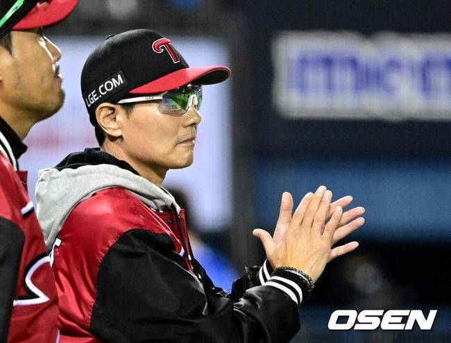 [OSEN=잠실, 최규한 기자] 프로야구 LG 트윈스가 삼성 라이온즈에 반격했다. 2연패 후 1승을 거뒀다.&nbsp;LG는&nbsp;17일 서울 잠실구장에서 열린 2024&nbsp;KBO리그 포스트시즌 플레이오프(5전 3선승제) 3차전에서&nbsp;삼성에 1-0으로 승리했다.&nbsp;염경엽 감독의 임찬규+에르난데스 1+1 승부수가 통했다.&nbsp;LG 선발 임찬규는&nbsp;5⅓이닝 3피안타 1볼넷 4탈삼진 무실점으로 잘 던졌다. 6회 1사 후 등판한 에르난데스가 2번째 투수로 등판해 3⅔이닝 무실점으로 승리를 지켜냈다.&nbsp;경기를 마치고 승리한 LG 염경엽 감독이 선수들을 맞이하며 박수를 보내고 있다. 2024.10.17 / dreamer@osen.co.kr