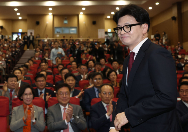 ▲국민의힘 한동훈 대표가 17일 국회 의원회관에서 열린 전국 광역의원 연수 행사에서 환영사를 하기 위해 단상으로 향하고 있다. ⓒ연합뉴스