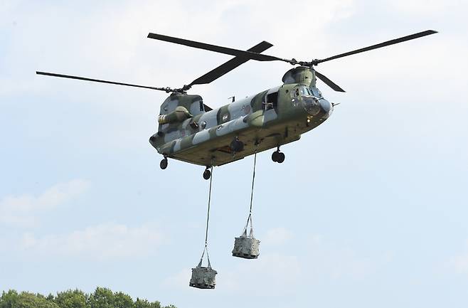 육군 CH-47D 수송헬기가 화물 수송 훈련을 하고 있다. 세계일보 자료사진