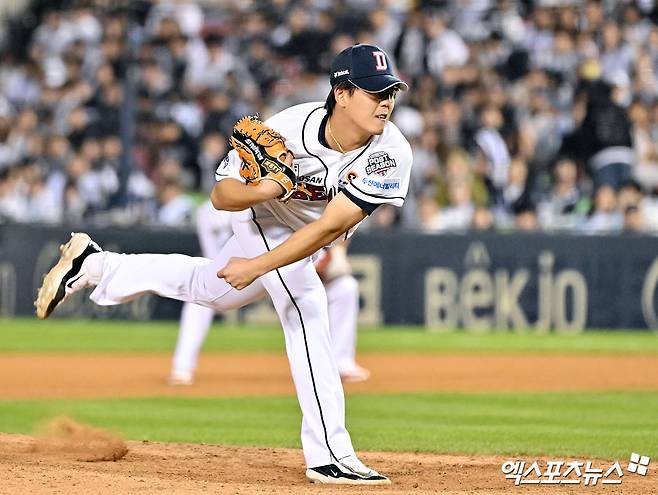 2일 오후 서울 송파구 잠실야구장에서 열린 '2024 신한 SOL Bank KBO 포스트시즌' KT 위즈와 두산 베어스의 와일드카드 결정전 1차전 경기, 8회초 두산 이병헌이 공을 힘차게 던지고 있다. 엑스포츠뉴스 DB