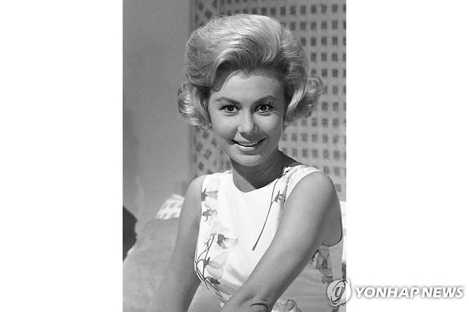 17일(현지시간) 별세한 미국 배우 미치 게이너의 1962년 사진 [AP 연합뉴스 자료사진. 재판매 및 DB 금지]