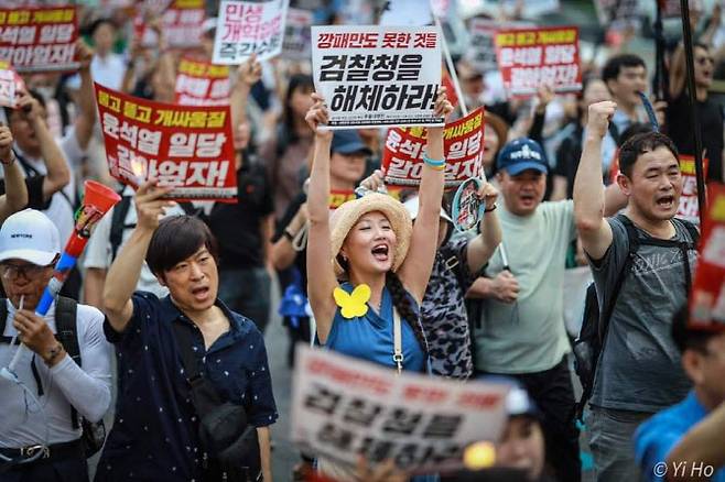 지난 13일 서울 중구 시청역 8번출구 인근에서 98차 촛불집회를 개최한 촛불행동 참석자들이 구호를 외치고 있다. (사진=촛불행동)