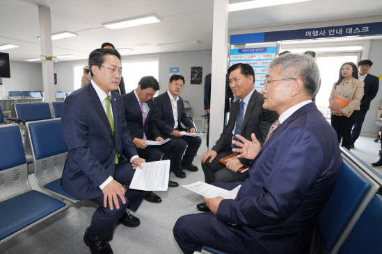 강도형 해양수산부 장관이 지난 17일 포항국제여객터미널을 방문해 현황을 점검하고 있다. (사진=해양수산부)