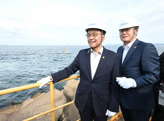최상목 부총리(왼쪽)와 강도형 해수부 장관이 지난 17일 포스코 포항제철소의 수소환원제철 예상 부지를 둘러보고 있다. (사진=기획재정부)