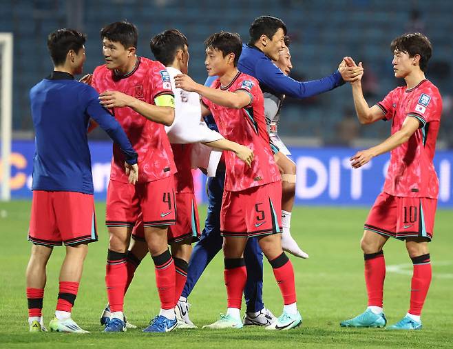 10일(현지시간) 요르단 암만국제경기장에서 열린 2026 피파 북중미월드컵 아시아 3차 예선 3차전 한국과 요르단의 경기에서 2대0 승리를 거둔 대표팀 선수들이 서로를 격려하고 있다. 사진=연합뉴스