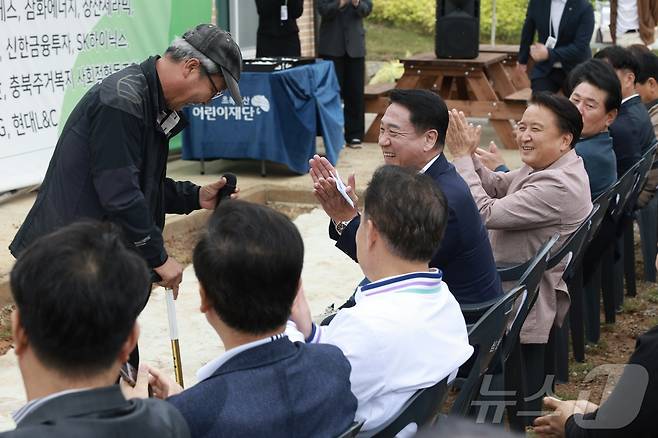 19일 김영환 충북지사와 정영철 영동군수 등이 영동군 심천면 다둥이 가정을 찾아 새집 입주를 축하하고 있다. (충북도 제공) /뉴스1