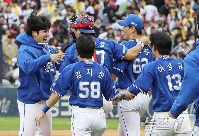 19일 오후 서울 송파구 잠실야구장에서 열린 프로야구 '2024 신한 SOL 뱅크 KBO 포스트시즌' 플레이오프 4차전 삼성 라이온즈와 LG 트윈스의 경기에서 승리하며 한국시리즈행이 확정된 삼성 선수들이 환호하고 있다. 이날 경기는 삼성이 LG를 상대로 1-0으로 승리했다. 2024.10.19/뉴스1 ⓒ News1 임세영 기자