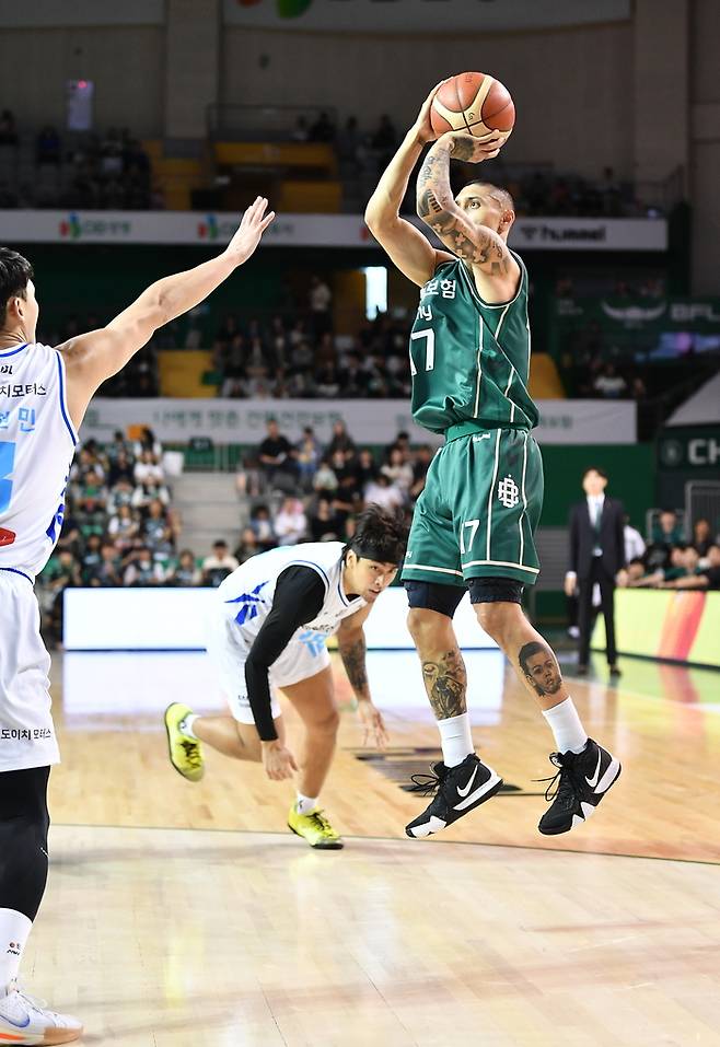 DB 이선 알바노가 슛을 하고 있다. 사진 | KBL