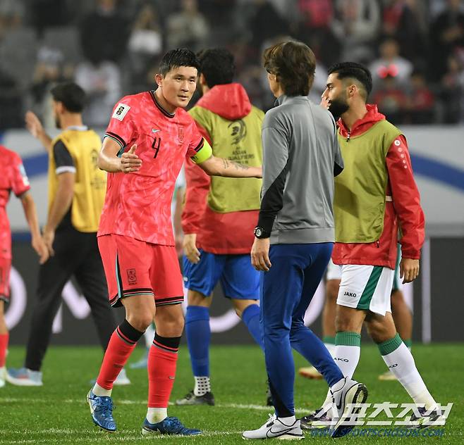 2026 FIFA 북중미월드컵 아시아 지역 3차 예선 B조 4차전 대한민국과 이라크의 경기가 15일 용인미르스타디움에서 열렸다. 승리한 대한민국 김민재와 홍명보 감독이 하이파이브를 하고 있다. 용인=박재만 기자 pjm@sportschosun.com/2024.10.15/