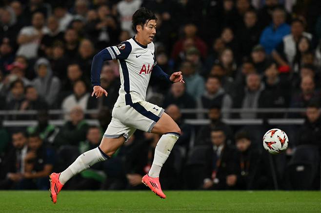 Tottenham Hotspur's South Korean striker #07 Son Heung-Min runs with the ball during the UEFA Europa League League stage football match between Tottenham Hotspur and at the Tottenham Hotspur Stadium in London, on September 26, 2024. (Photo by Glyn KIRK / AFP)







<저작권자(c) 연합뉴스, 무단 전재-재배포, AI 학습 및 활용 금지>