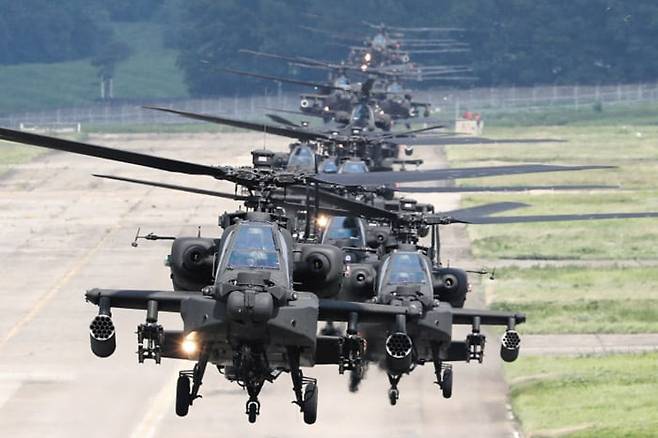 아파치 공격 헬기(AH-64E) 이륙 모습.