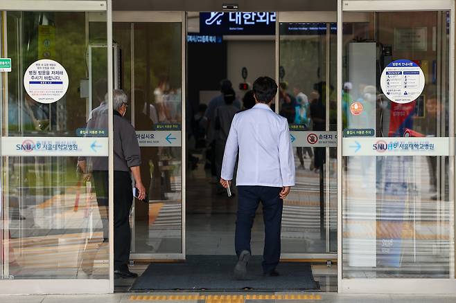 서울대병원에서 의료 관계자와 환자들이 이동하고 있다. / 연합뉴스