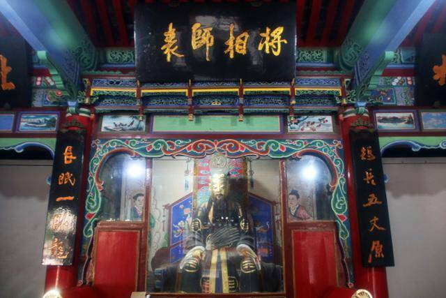 제갈량묘 정전의 조각상. ⓒ최종명